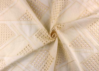 Chine Tissu brodé sur toute la surface de dentelle de coton d'oeillet pour des robes de mariage avec le cercle creusé à vendre