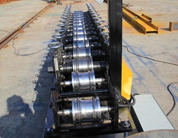 Shutter door roll forming machine