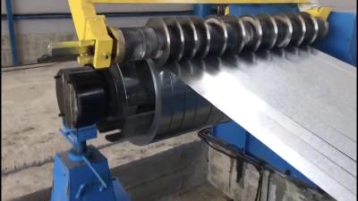 China Máquina que raja de la bobina de acero completamente automática y el cortar a la línea de la longitud en venta