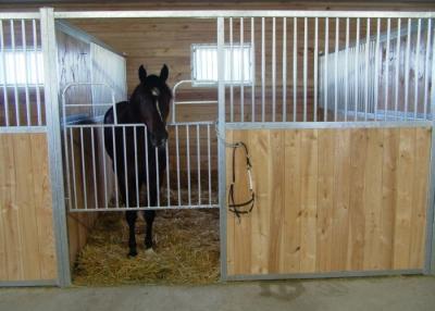 Chine Panneaux portatifs extérieurs de stalle de cheval de ferme, portes d'écurie de cheval de taille de 2200mm à vendre
