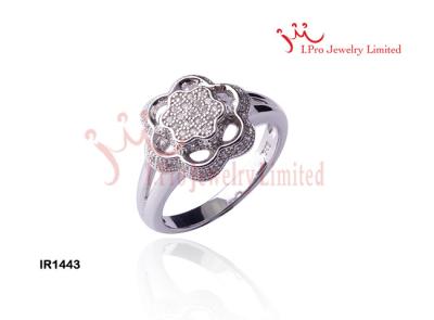 中国 魅力的な銀製 CZ リング Rhoduim によってめっきされる花嫁の宝石類リングの花によって形づけられる約束リング 販売のため