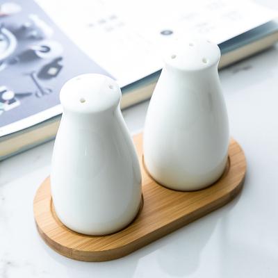 China Especias de cerámica personalizadas y batidoras de pimienta botellas de especias de porcelana creativas a granel en venta