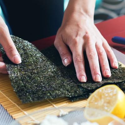 中国 Dark Green Yaki Sushi Nori Dried Seaweed With Natural Seaweed Flavor 販売のため