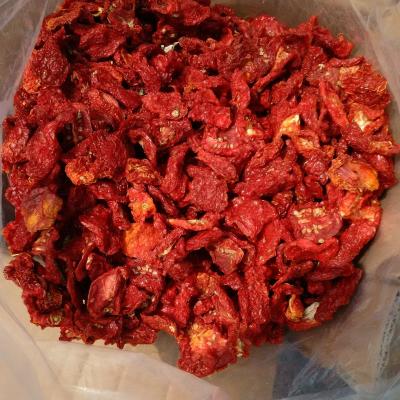 China Escamas secadas al sol rojas brillantes del tomate, tomates del deshidratador de la comida en venta