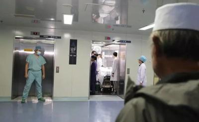 China 21 - 27 Persons Hospital Bed Elevator Fuji VVVF Drive Medical Stretcher Lift for sale