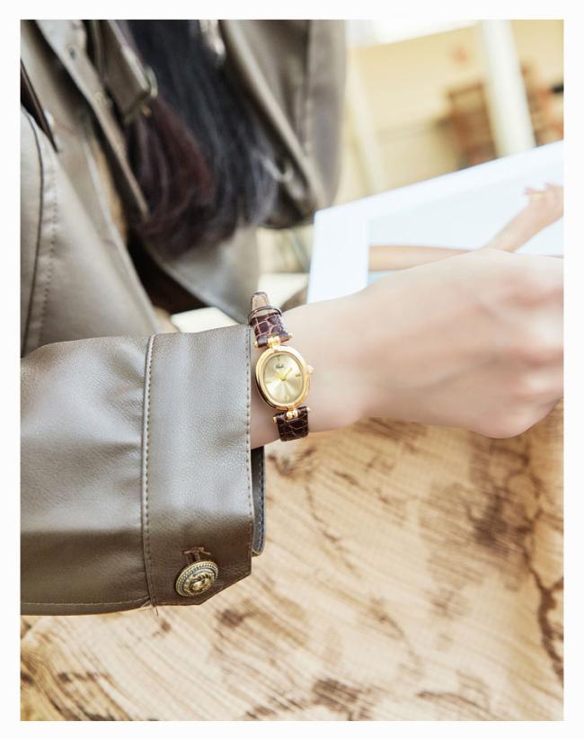 Vintage Sun Texture Round Gold Dial Women Quartz Watch Soft Black Leather Strap Slim Elegant Business Wristwatch Ladies Luxury Daily Jewelry Watch