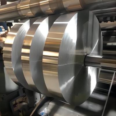 China 3105 el rollo de aluminio de la tira del peso ligero 40m m cubrió la superficie de alta resistencia en venta