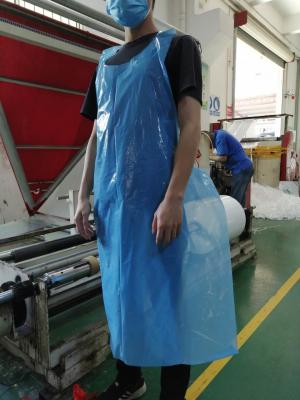 China Avental amplamente utilizado descartável plástico da blusa do PE do grande avental descartável adulto dos barbeiros à venda