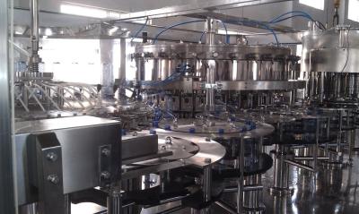 China Máquina de engarrafamento compacta da água de soda da máquina de enchimento da soda da garrafa de vidro de 6000BPH 1000ml à venda