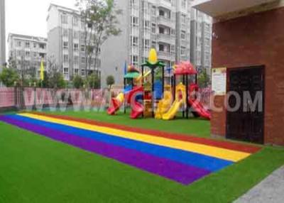 China Niños que juegan poniendo la hierba artificial coloreada de los deportes con el prado del cojín del choque en venta