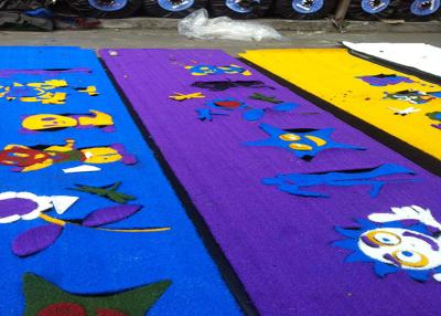 China Hierba de alfombra artificial del césped sintético colorido del patio de la decoración 3000 DTEX en venta