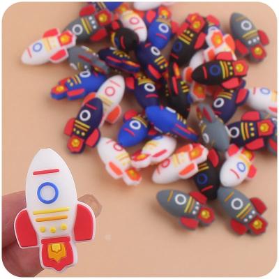 China Soft Silicone Teething Toy BPA Free Alphabet Aircraft Silicone Beads en venta