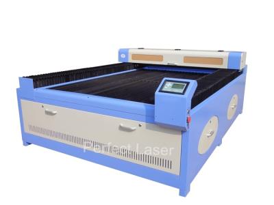 China Máquina de gravação a laser de vestuário CO2, máquina de corte automática para tecido à venda