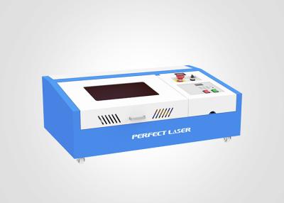 China laser del CO2 de 40w 50w 60w 500mm/S que graba la cortadora para el papel de madera del sello de goma en venta
