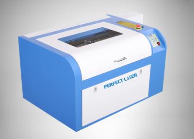 Chine Mini machine de gravure laser de paillasse automatique à la maison avec une petite puissance laser à vendre