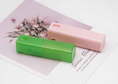 中国 10mlピンク色のプラスチック香水のテスターのびんの詰め替え式の香水スプレー旅行びん 販売のため