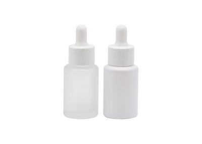 Chine Bouteille cosmétique blanche en verre vide 50ml de compte-gouttes d'épaule de bouteille plate d'huile essentielle à vendre