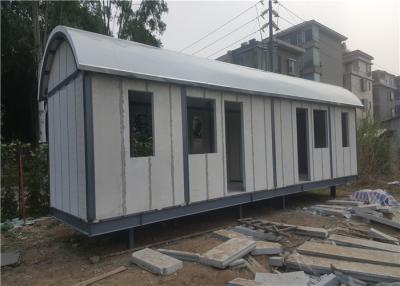 中国 基盤が付いている曲げられた屋根サンドイッチ パネルのプレハブの鋼鉄家/金属の木造家屋 販売のため