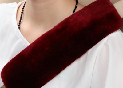 Chine L'OEM a teint des épaulettes de couvertures de ceinture de sécurité de voiture de couleurs avec la longue laine molle à vendre