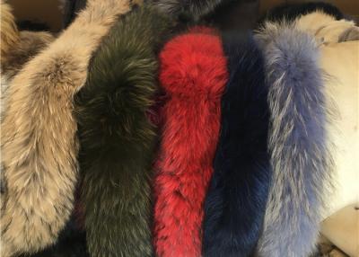 中国 冬のジャケットのために取り外し可能なアライグマの毛皮つばの静かに柔らかく滑らかで自然な色の大きく長いつば 販売のため