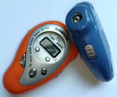 中国 マンゴは時間LCDの表示のラジオ25mm AAAの電池FMの時計を形づける 販売のため