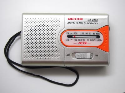 China AA Battery Portable AM FM Radio Listening To Music Radio With Speaker à venda