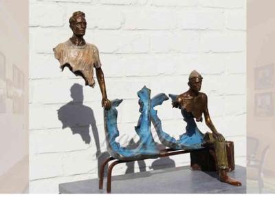 China Escultura de bronce para el jardín, escultura del bastidor del viajero de tamaño natural del final de Bruno Catalano en venta