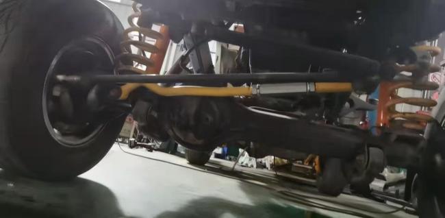 STR Panhard Rod mounted on Toyota LC80 suspension
