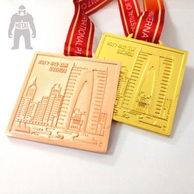 中国 トロフィのステンレス鋼材料のための金銀製の金属の正方形メダル 販売のため