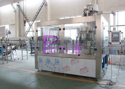 China O PLC controla a linha de produção da água, máquina de enchimento plástica de Monoblock da garrafa 15000BPH à venda