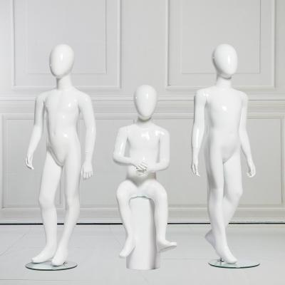 Chine Plein mannequin blanc FRP d'enfant de corps pour la vitrine d'exposition d'affichage d'habillement à vendre