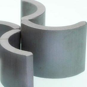 China Gris de carbón de leña de proceso de cerámica de la forma del arco del imán del motor de fan en venta