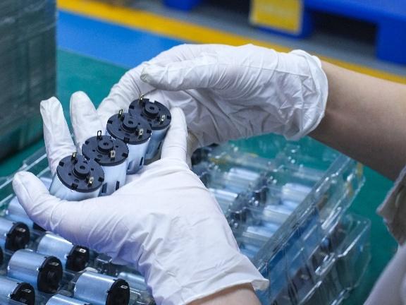 Lihua Motor /HCS Motors Employees are checking the appearance of the motor and setting up the box