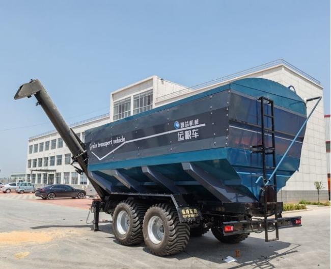 Transport Truck Grain Cart Carrier Truck Transports Grain and Fertilizer