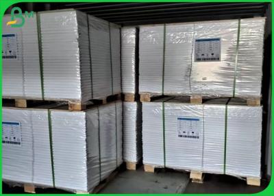 中国 70lb 80lbのFSCの証明の白いオフセット印刷のペーパー ロール 販売のため