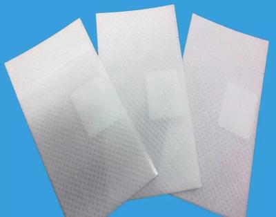 中国 医学テープは包帯プラスターのためのゴム状物質の基づいた接着剤をつける 販売のため