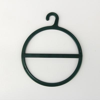 China 3mm Thick 9.7g Standard PE Black Plastic Hanger For Scarves for sale