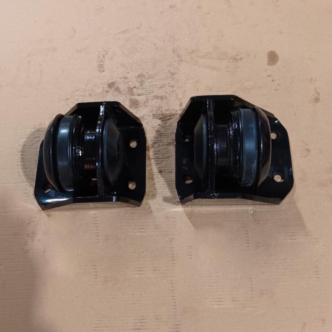 Shacman Truck Spare Parts Engine Left / Right Rear Suspension Damping Pad Engine Support Dz95259590067 / Dz95259590068