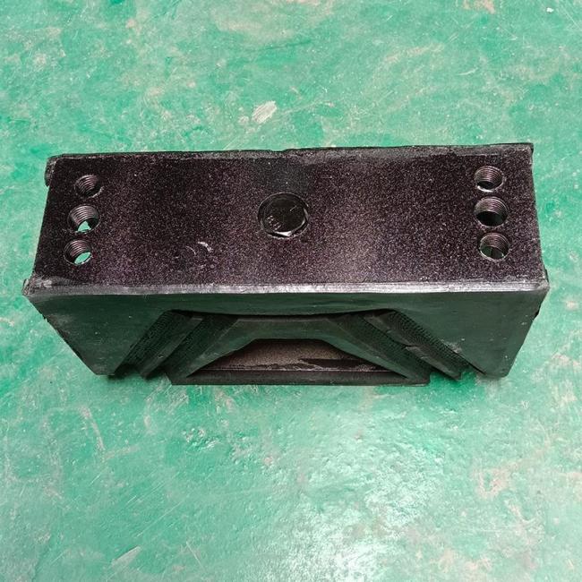 Sinotruk HOWO Truck Engine Bracket Rubber Mounting Az9725590031
