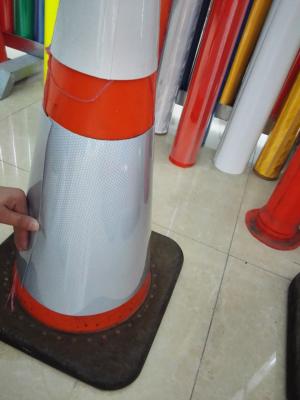 China La cinta reflexiva blanca roja de intensidad alta cubre auto-adhesivo para los postes reflexivos del camino en venta