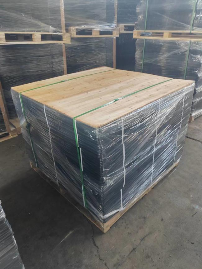 Interlocking rubber mat