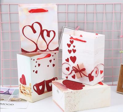 China Red Heart Love Pattern Paper Gift Bags Custom Logo For Valentine 'S Day Wedding for sale