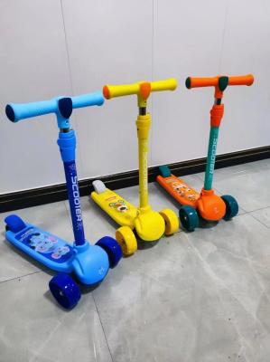 China Scooter personalizado para niños 3 ruedas Scooter de pie con ruedas PU en venta