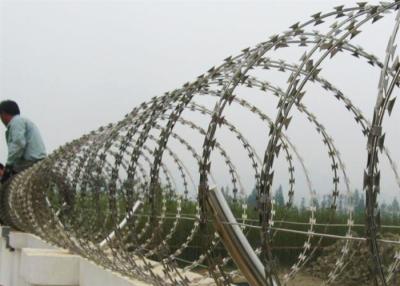 China Seguridad galvanizada sumergida caliente Bto-22 de la maquinilla de afeitar del alambre de púas agudo fuerte 2.5m m de la cinta en venta