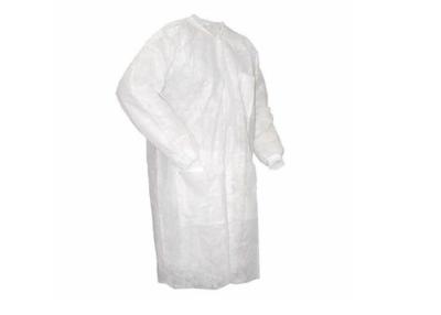 中国 長い袖の使い捨て可能なプラスチック実験室のコートは、使い捨て可能な実験室防水に塗ります 販売のため