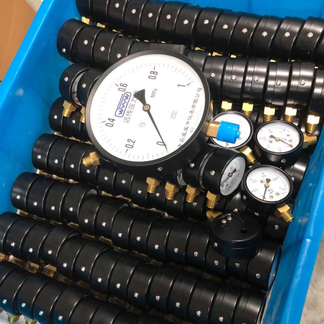 Durable remote pressure gauge construction
