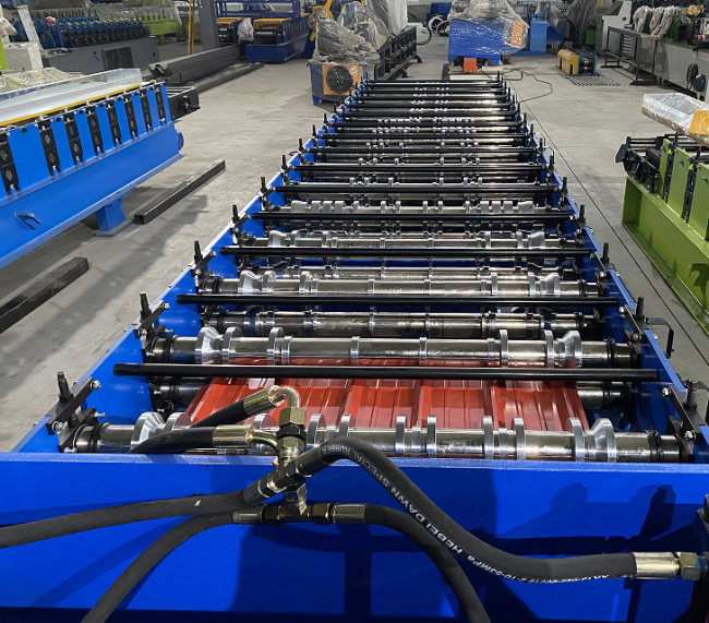 Main rolling forming machine
