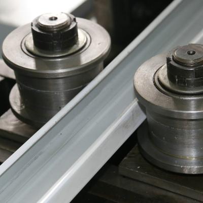 中国 プロセス カラーの鋼板のための機械を形作る自動Tの格子ライト キール ロール 販売のため