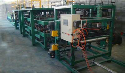 中国 機械0.3 - 1厚さMmの形作る油圧EPSサンドイッチ壁パネル ロール 販売のため