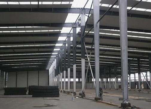 Steel structure prefabricated metal building exterior view showing large-span warehouse construction